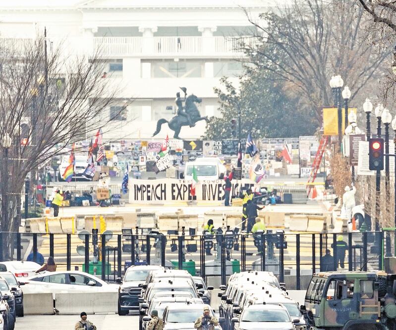 Elementos de la Guardia Nacio nal bloquearo n una vía cercana a la Casa Blanca, en Wa shington. Foto: JUSTIN LANE. EFE