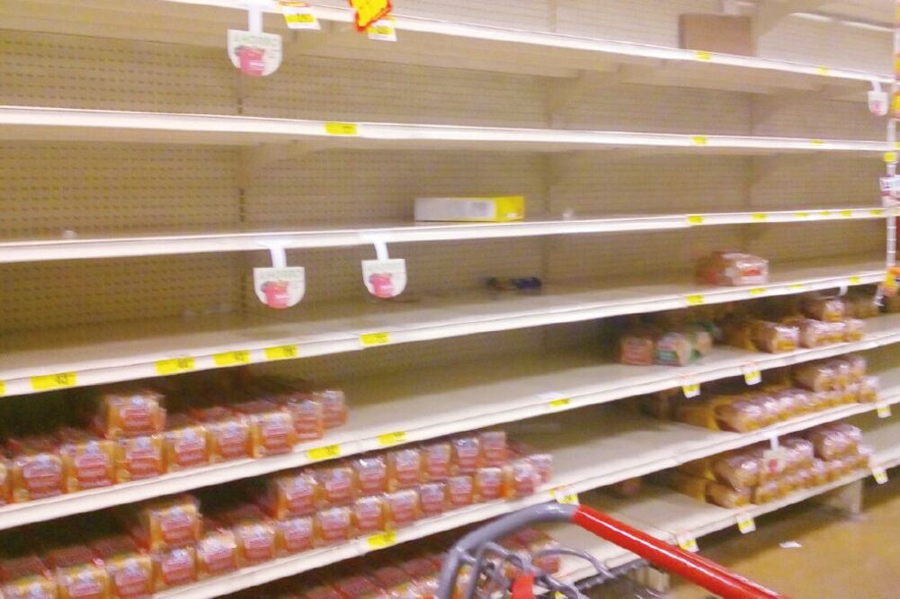 En las tiendas comerciales HEB de Reynosa, Nuevo Laredo y Matamoros los anaqueles de productos de la marca propia están casi vacíos. (JULIO LOYA. EL UNIVERSAL)