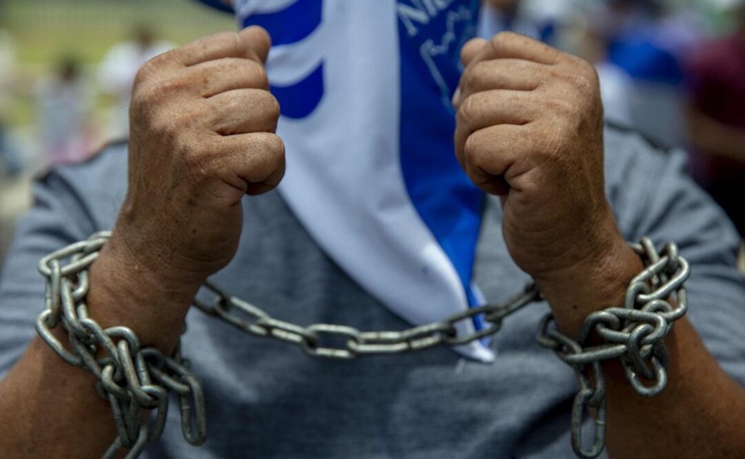Un hombre con las manos atadas con unas cadenas participa en una protesta para liberar a los presos políticos en Nicaragua (Foto: EFE)