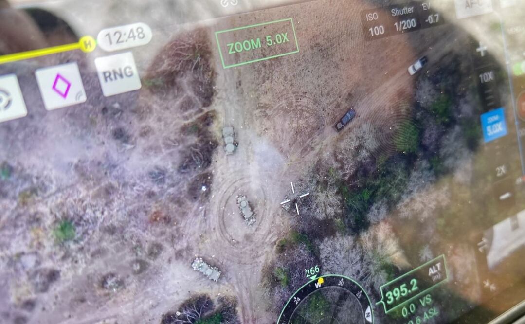 El grupo armado del CJNG fue captado desde drones cuando circulaban por la comunidad de Zipoco, municipio de Santa María del Oro, Jalisco. FOTO: tomada de video