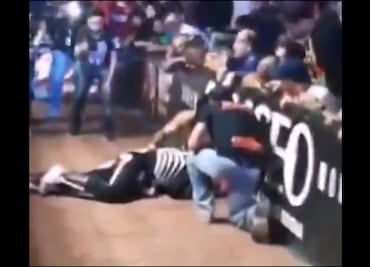 La Parka sufre grave accidente en plena lucha
