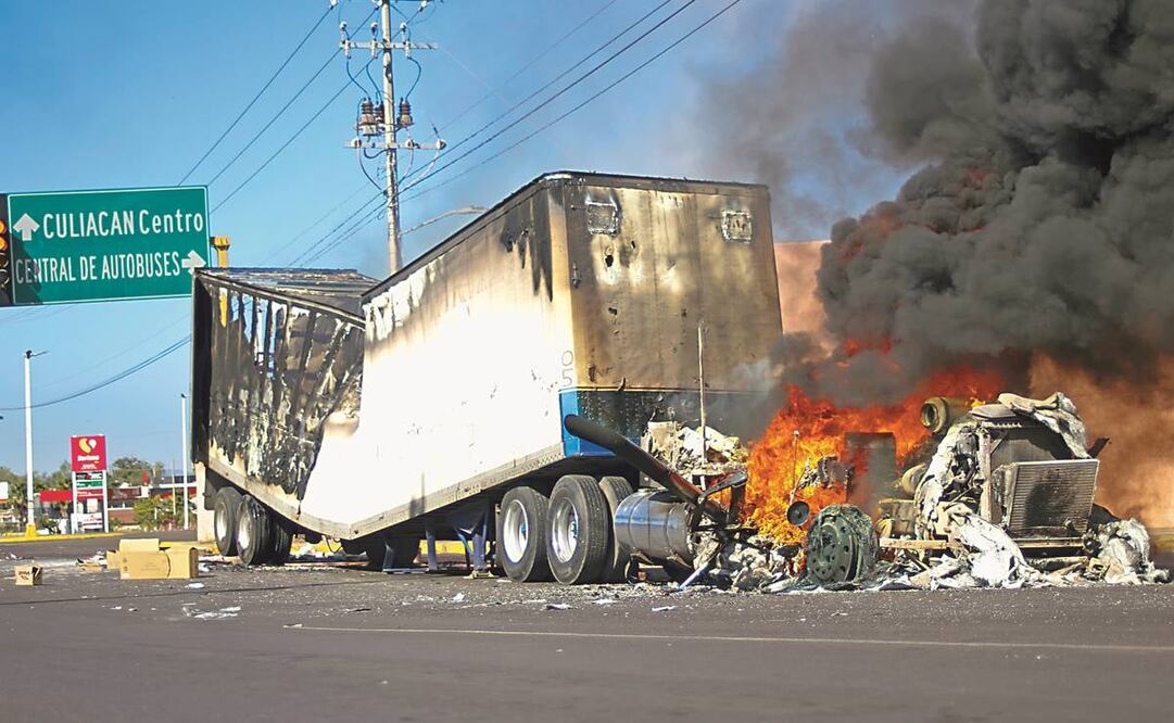 Después de la captura de Ovidio Guzmán López, diversas células delictivas realizaron 19 bloqueos y ataques armados en diferentes partes de Culiacán, Sinaloa. Foto: Martin Urista/AP