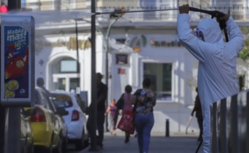 Así limpian las calles en Guadalajara por el coronavirus