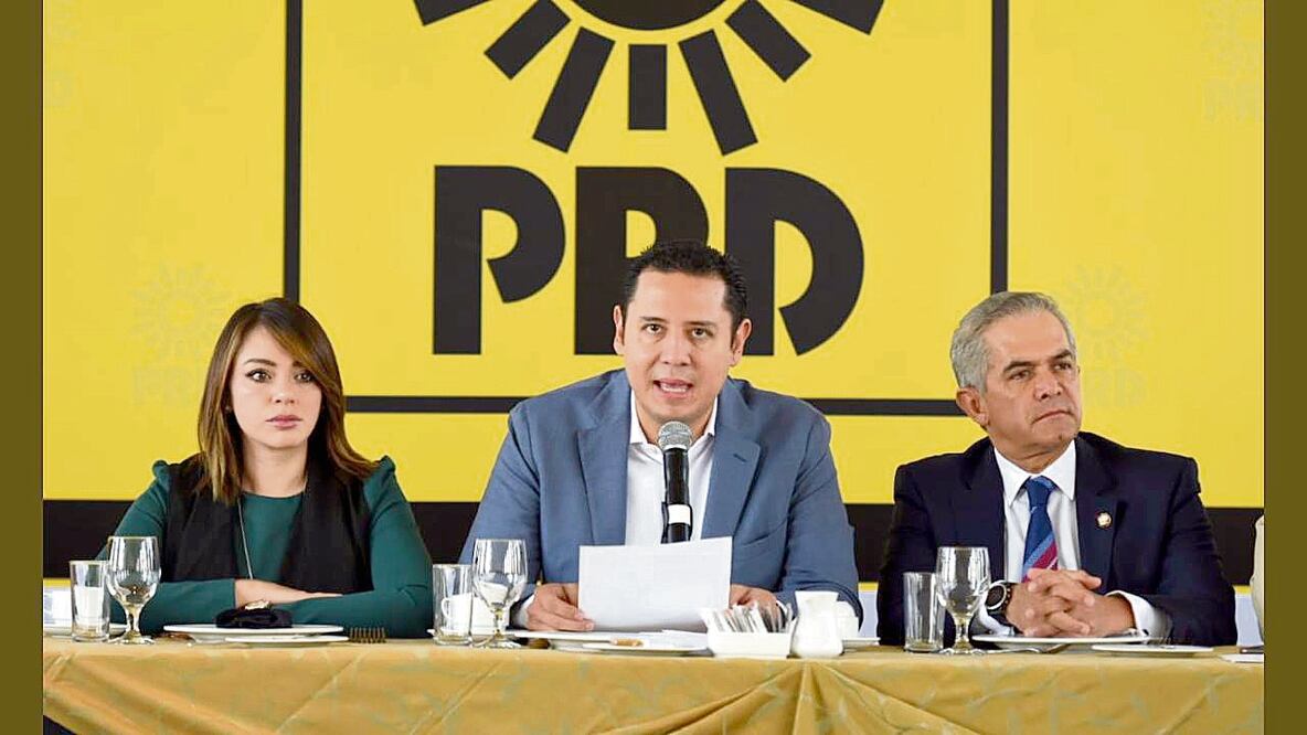 Estephany Santiago, Ángel Ávila y Miguel Ángel Mancera, ayer en la conferencia donde llamaron a crear otro partido. TOMADA DE TWITTER