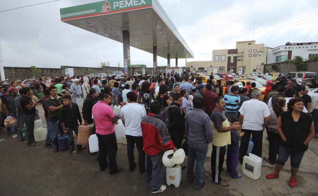 Docentes aseguran que son los empresarios gasolineros los que están escaseando el producto para tratar de responsabilizar a la Sección 22 de esta medida (Foto: Reuters)