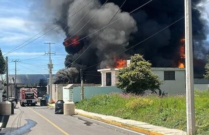 Evacúan a familias por incendio en fábrica de Tlaxcala, reportan dos personas intoxicadas