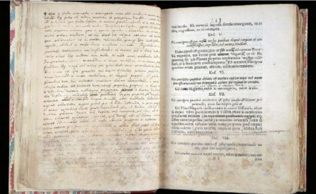 Isaac Newton postuló en este texto la ley de la gravedad universal. (Foto: Librería Universidad de Cambridge)