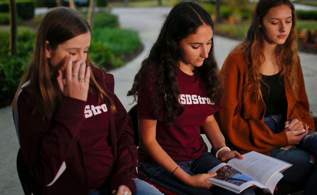 Brianna Fisher, (izquierda) Leni Steinhardt (centro) y Brianna Jesionowski (derecha), sobrevivientes el tiroteo en Parkland durante una entrevista. Foto: AP