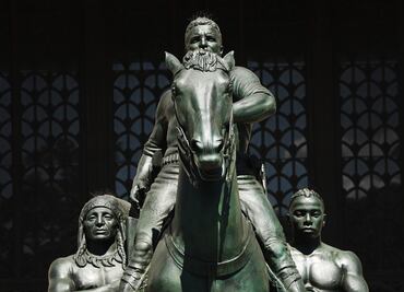 Figuras históricas de EU tiemblan en sus pedestales