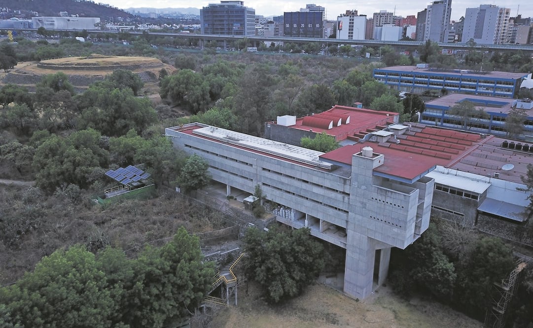 Imágenes del exterior de un edificio de la ENAH que comenzó a construirse hace 10 años, y que actualmente está en obra negra. Fotos: ESPECIAL
