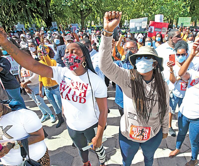 Protesta. Manifestación en Brunswick, Georgia, por el asesinato del joven afroestadounidense Ahmaud Arbery, quien ayer cumpliría 26 años. Foto: JOHN BAZEMORE. AP