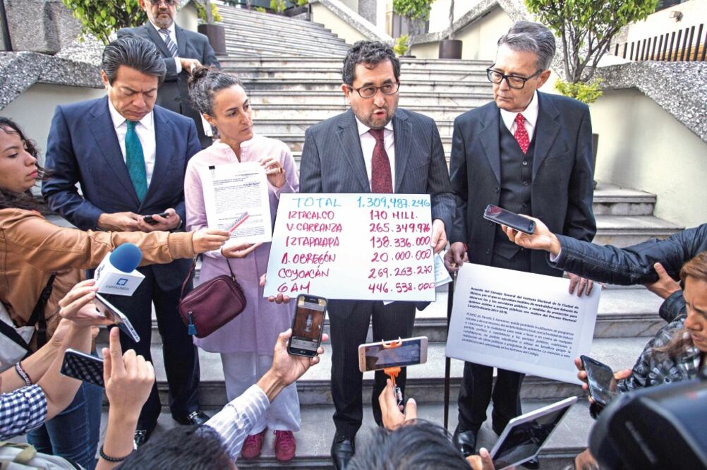 El senador Mario Delgado, la vocera de campaña, Almudena Ocejo, el líder de la bancada de Morena en la Asamblea Legislativa, César Cravioto, y José Suárez del Real, coordinador de la campaña, fueron a la fiscalía (ADOLFO VLADIMIR. CUARTOSCURO)