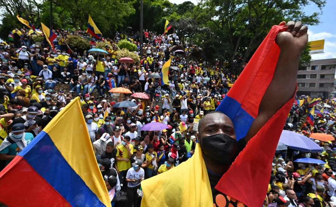 Miles de ciudadanos en Colombia han salido a las calles para exigir un cambio. Foto: Getty Images