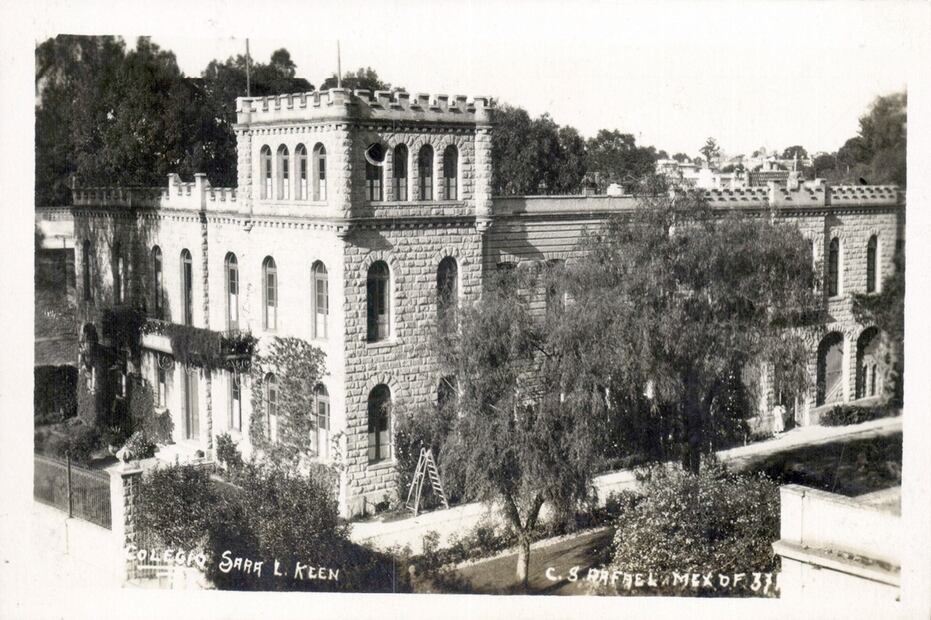 El edificio del Colegio Sara L. Keen, ubicado en el número 76 de Serapio Rendón, antes Calle de la Industria, entre Antonio Caso y Gómez Farías, colonia San Rafael, en las primeras décadas del siglo XX. Esta construcción aún existe; con algunas modificaciones, hoy alberga las oficinas del Instituto Mexicano de la Juventud. Crédito: Col. Villasana.