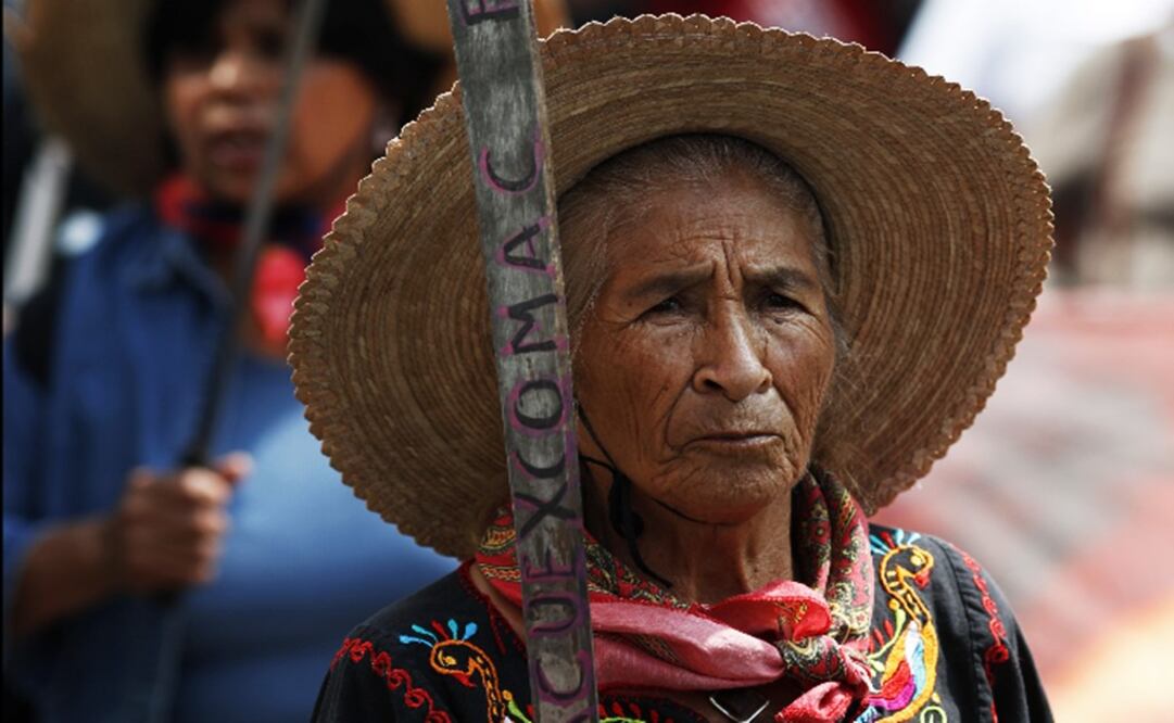 Woman from Atenco holds a machete - Photo: Eduardo Verdugo/AP