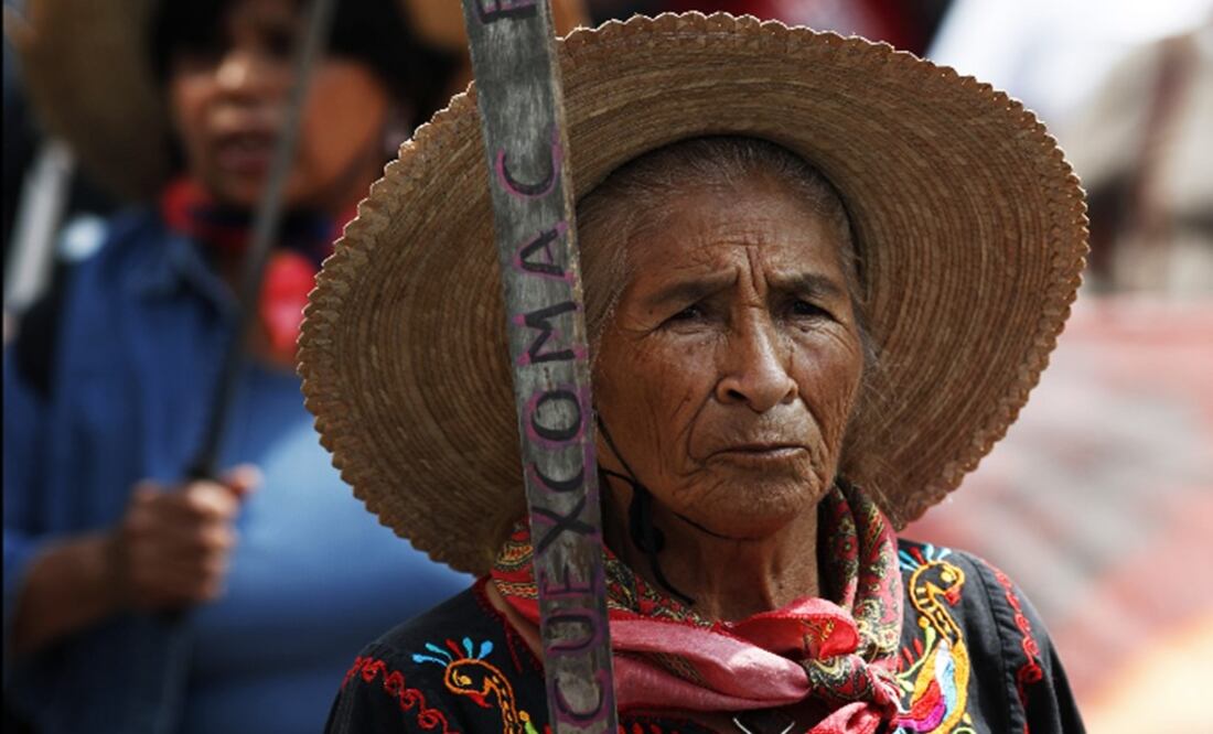 Woman from Atenco holds a machete - Photo: Eduardo Verdugo/AP