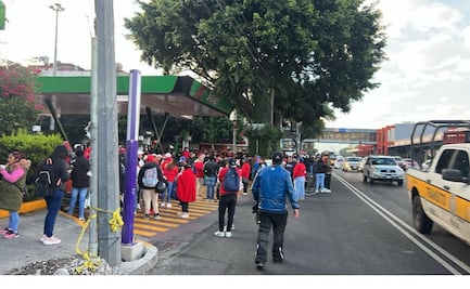 Manifestante bloquean calzada de Tlalpan; marchan rumbo al Zócalo CDMX