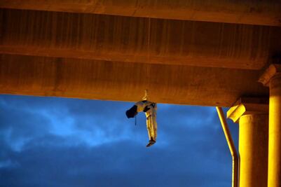 Hallan cadáver colgado en puente de Iztapalapa