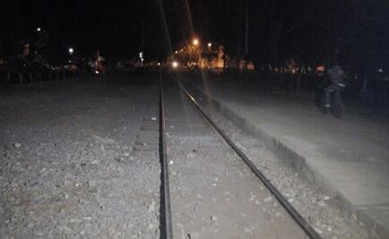 Maestros quitan bloqueo de vías del tren en Pátzcuaro