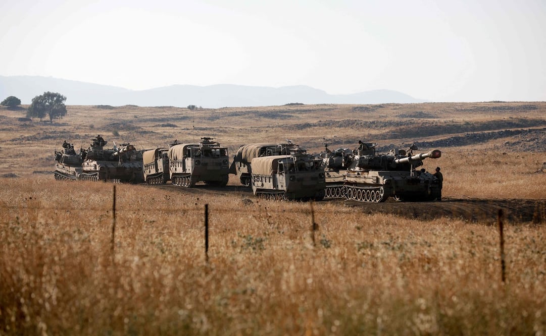 Los soldados israelíes reubican los vehículos militares, incluida la artillería autopropulsada, durante un simulacro en los Altos del Golán. Foto: AFP