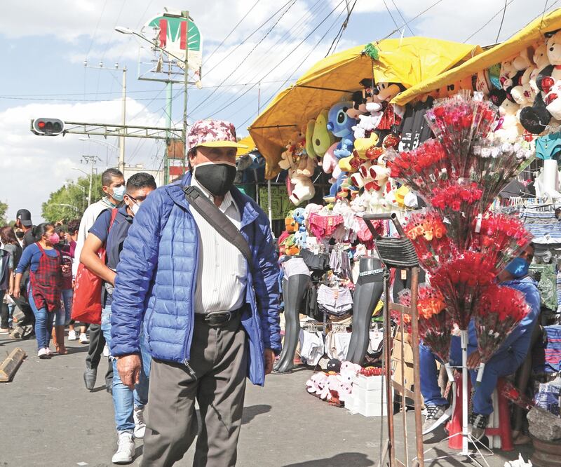 En la avenida Circunvalación, cerca de la Merced, la gente acudió a comprar productos por el 14 de febrero. Foto: CARLOS MEJÍA. EL UNIVERSAL