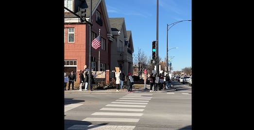 Chicago se suma a protestas contra Trump a días de su investidura; "va a haber mucha separación de familias"