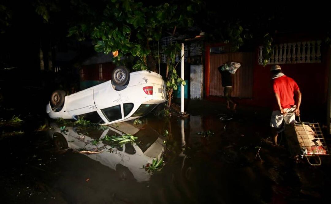 Cientos de personas saquearon tiendas de conveniencia, supermercados, (Soriana, Bodega Aurrerá, Office Depot, Elektra, Coppel entre otros, donde la oscuridad y la policía fueron los cómplices para dejar vacías las tiendas. Foto: Valente Rosas/EL UNIVERSAL