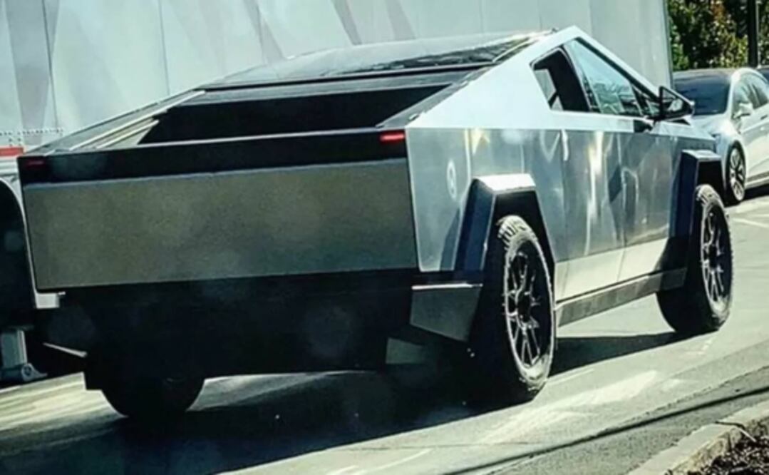 El Cybertruck, un vehículo eléctrico de algo más de cinco metros de largo y de 3.1 toneladas de peso, estaba expuesto en el concesionario que abrió Tesla en Hamburgo en 2020.