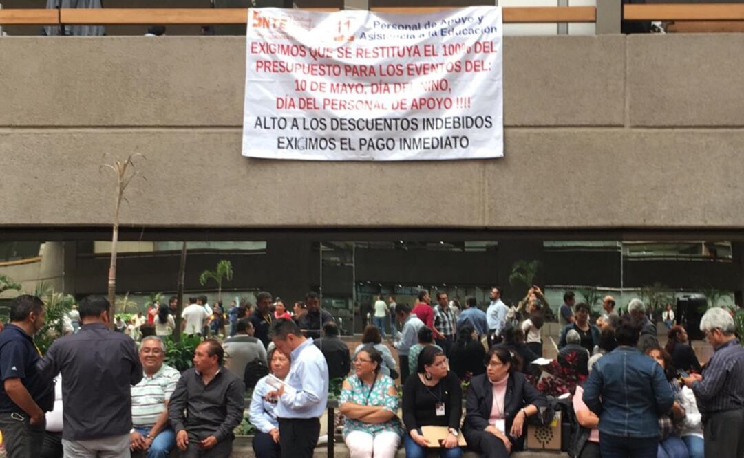 Protestan integrantes de la delegación 1 sección 11 del SNTE. Foto: Pedro Villa y Caña/EL UNIVERSAL