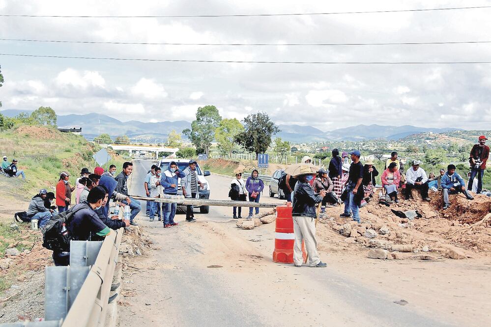 En Nochixtlán maestros disidentes reanudaron los cierres en la autopista de cuota, sólo permitieron el paso a personal de Derechos Humanos y ambulancias (TERCERO DÍAZ. CUARTOSCURO)
