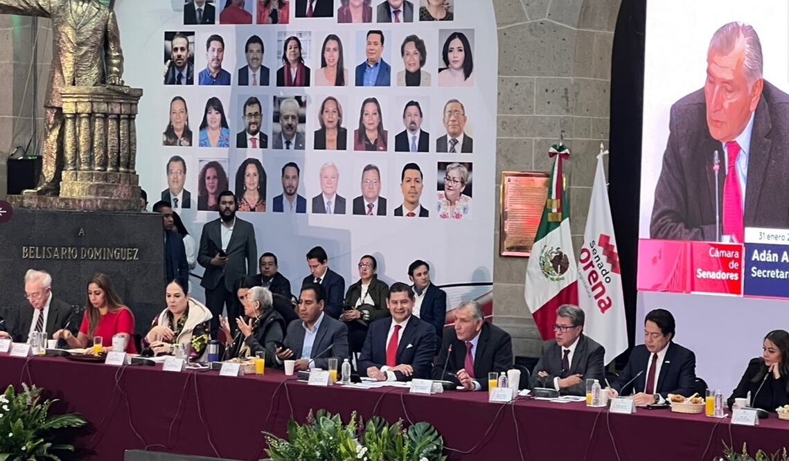 Al iniciar la reunión plenaria, el coordinador de Morena, Ricardo Monreal, informó al presidente de ese partido, Mario Delgado, que “por acuerdo unánime del grupo vamos a ayudar en las dos elecciones en puerta”. Foto: @MorenaSenadores