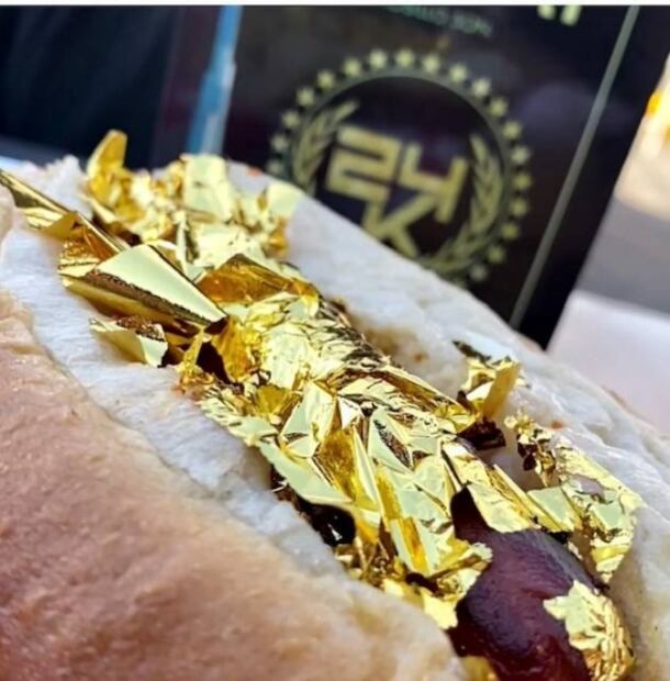 Venden hot dogs en Hermosillo con láminas de oro comestible como condimento