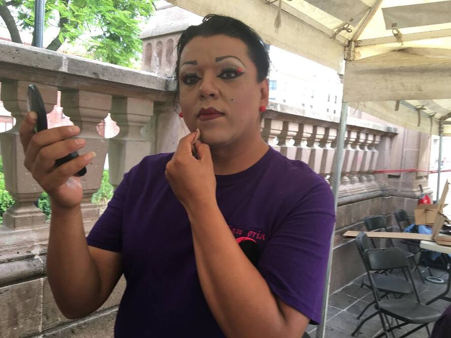 Comenzó su transformación con tratamientos hormonales, con lo que le creció el busto, el pelo y suvoz ahora es femenina (XÓCHITL ÁLVAREZ. EL UNIVERSAL)