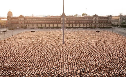 Spencer Tunick revela que Calderón intentó censurar desnudo masivo en el Zócalo