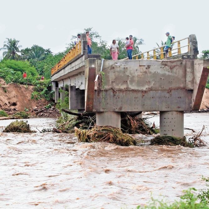 La tormenta tropical Willa , que golpeó con vientos de hasta 220 kilómetros por hora a estados como Jalisco, Colima y Michoacán, en octubre pasado, provocó el desplazamiento de entre 11 mil y 13 mil personas. ARCHIVO EL UNIVERSAL