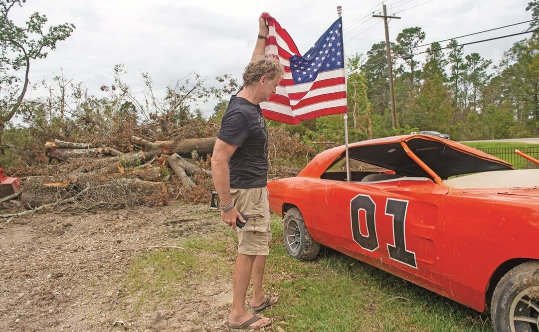 El actor John Schneider, protagonista de la serie Los Dukes de Hazzard, revisa uno de los autos General Lee que destruyó el huracán Ida, en Louisiana. Foto: AP