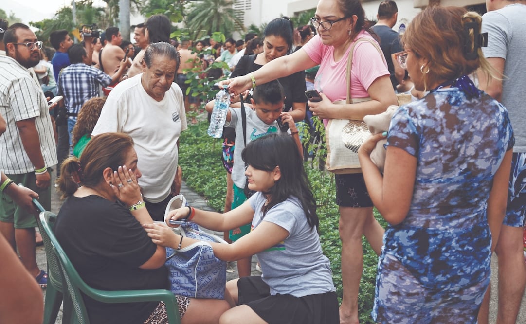 El ritmo de los festejos por Año Nuevo aún se sentía cuando la mañana de ayer se registró un sismo de 6.5 grados con epicentro en la Costa Chica de Guerrero, que dejó un muerto en ese estado y uno más en la Ciudad de México, donde se registraron crisis nerviosas y fallas eléctricas. Foto: de David Guzmán. EFE