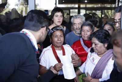 Se arma zafarrancho en el INE por registro de mujer zapatista