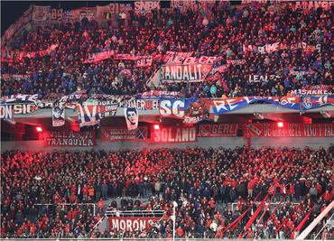 Boric exige deslindar responsabilidades tras violencia en partido de futbol en Buenos aires; denuncia "linchamiento de chilenos"