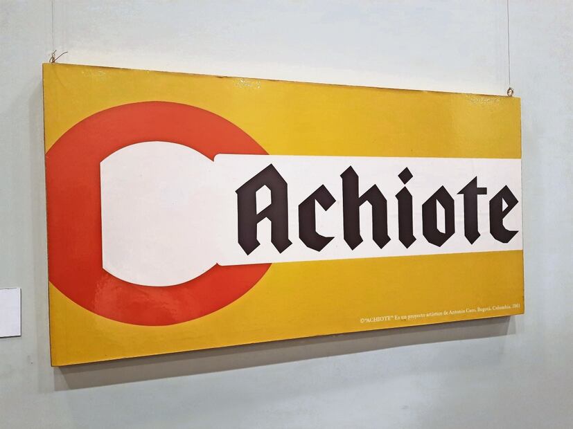 En obras como Achiote, Antonio Caro toma logotipos de grandes marcas y los transforma para hacer referencias a la identidad de los colombianos. Foto: Frida Juárez / EL UNIVERSAL