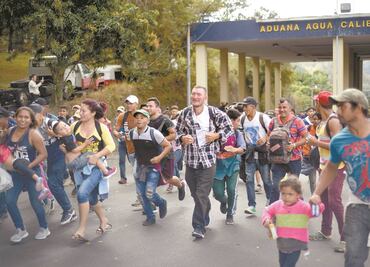 Hondureños rompen cerco en frontera con Guatemala
