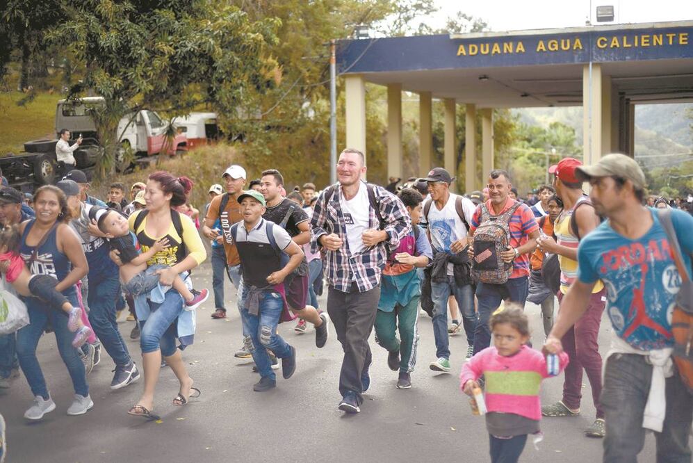 Cientos de migrantes hondureños cruzaron el puesto fronterizo guatemalteco de Agua Caliente, tras burlar los controles de seguridad en su intento por llegar a Estados Unidos para pedir asilo. Foto: JOHAN ORDÓÑEZ. AFP