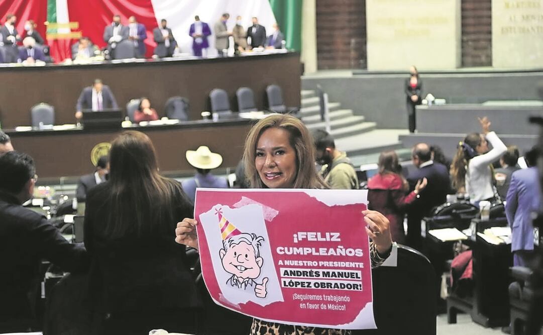 Diputados de la mayoría no olvidaron el cumpleaños 68 del Presi- dente, y en pleno debate por el PEF lo felicitaron de varios modos. Foto: Especial.