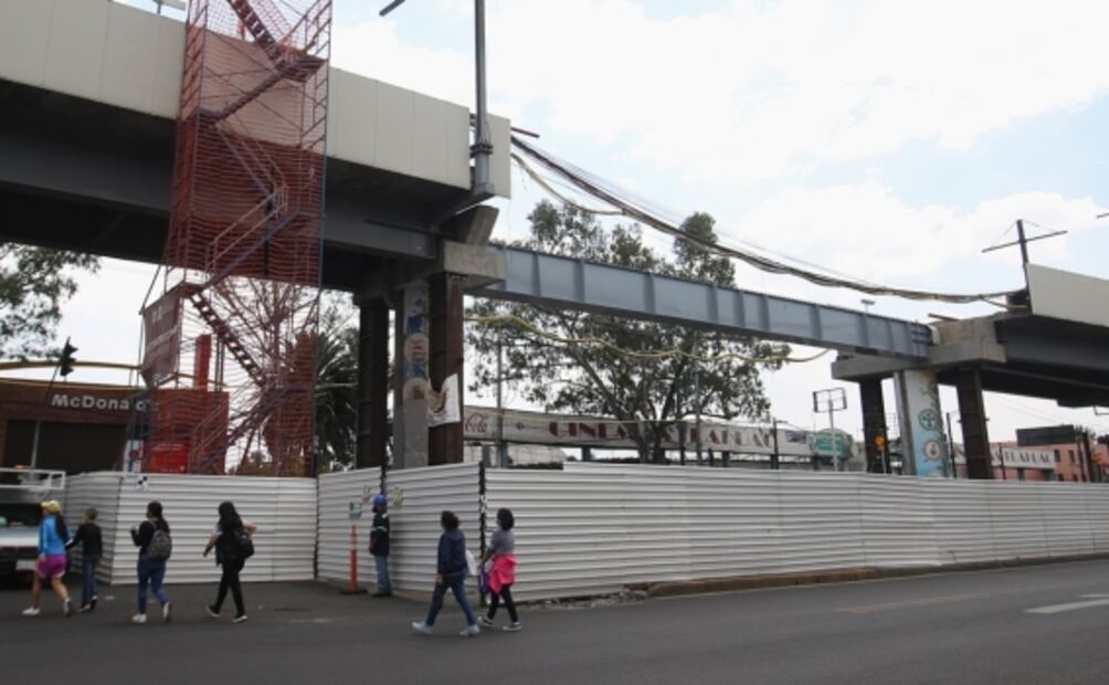 Montan primera trabe metálica en zona cero de la Línea 12