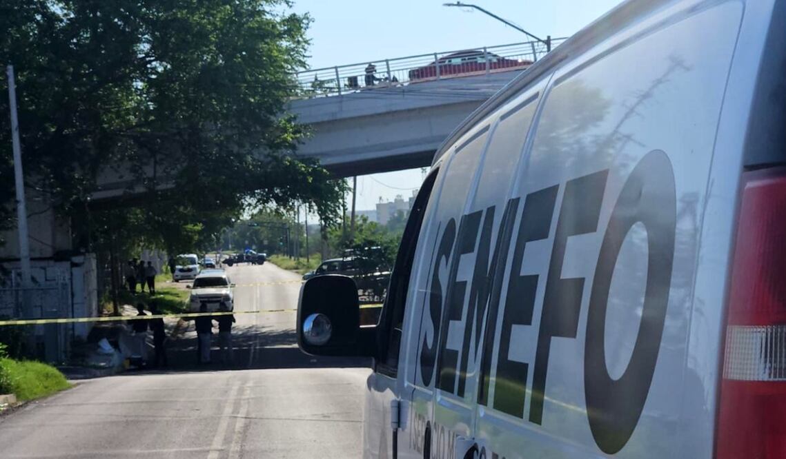 Hallan a tres hombres sin vida bajo un puente en la avenida Federalismo en Culiacán, Sinaloa, el 26 de julio de 2025. Foto: especial