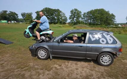 El Honda Civic que usa una motoneta en el cofre como motor principal