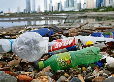 Plástico ¿guerra perdida?; reciclar no es suficiente