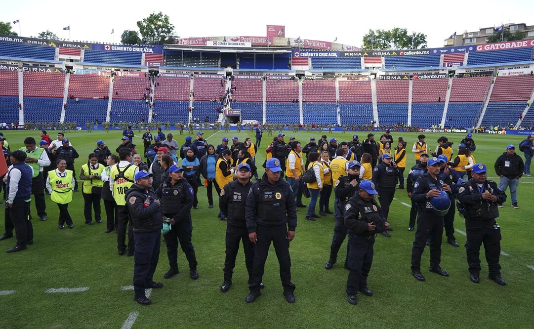 Personal del Estadio Ciudad de los Deportes se resguarda en la cancha, tras el sismo de este diecisiete de febrero - Foto: Imago7