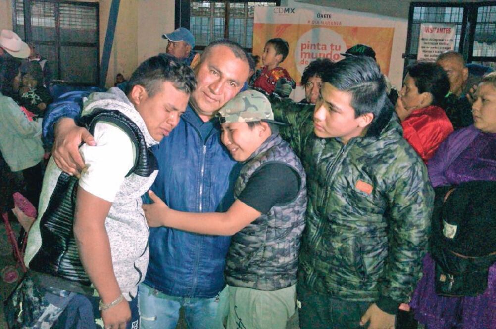 Sergio Sánchez (centro) fue acusado de homicidio injustamente y condenado a 27 años de prisión, fue liberado en febrero pasado. (CORTESÍA)