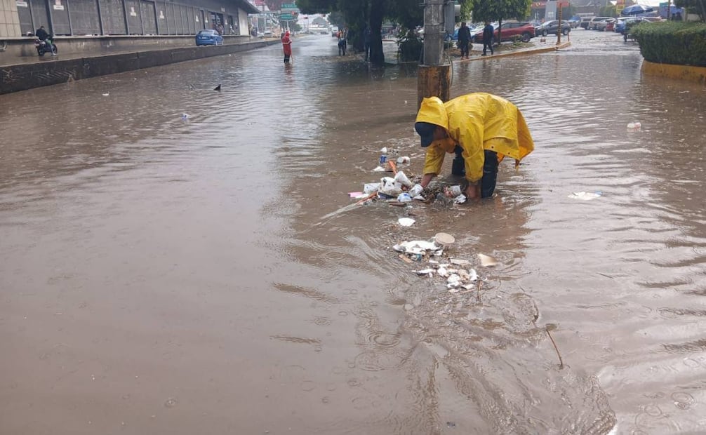Cuadrillas del Sistema de Agua Potable, Alcantarillado y Saneamiento (Sapase) destaparon coladeras en puntos críticos.
Foto: Especial.